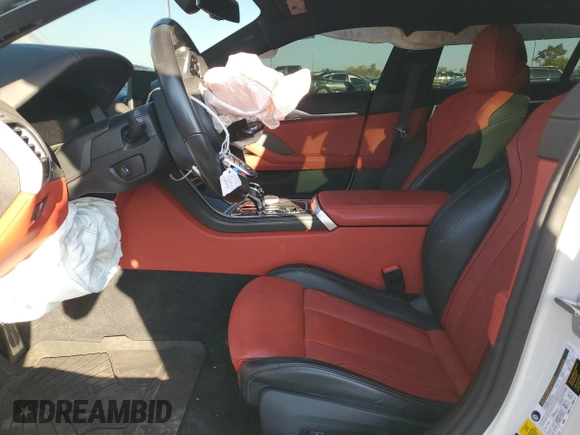 2023 BMW 8 Series M850i z VIN WBAGV8C01PCL31007, wystawiony jako Copart lot #76536874 z przebiegiem Nie podano mil oraz Czysty tytuł • Clean title. Historia ofert i sprzedaży dostępna na DreamBid. Obrazek 7.