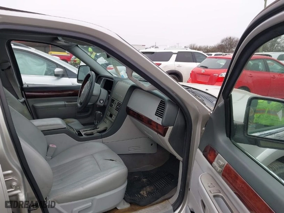 2004 Lincoln Aviator Luxury with VIN 5LMEU68H64ZJ32214, listed as a IAAI auction lot 41641566 with 203,674 mi miles. Bid and sale history available at carsss.com. Image 5.