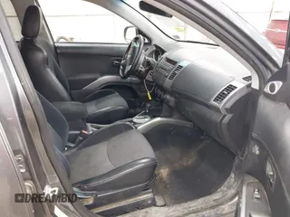 2011 Mitsubishi Outlander SE z VIN JA4JT3AWXBU007978, wystawiony jako IAAI lot #42337365 z przebiegiem 239 587 mil mil oraz . Historia ofert i sprzedaży dostępna na DreamBid. Obrazek 5.