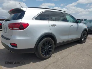 2020 Kia Sorento S z VIN 5XYPG4A55LG694372, wystawiony jako IAAI lot #42183383 z przebiegiem 57 980 mil mil oraz . Historia ofert i sprzedaży dostępna na DreamBid. Obrazek 4.