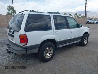 2000 Ford Explorer XLT z VIN 1FMDU73E6YZB38828, wystawiony jako IAAI lot #42458837 z przebiegiem 190 053 mil mil oraz . Historia ofert i sprzedaży dostępna na DreamBid. Obrazek 4.