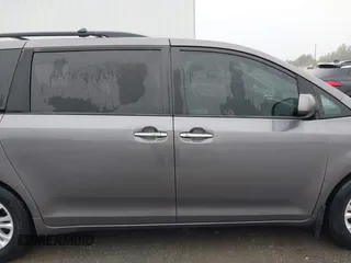 2017 Toyota Sienna XLE Auto Access Seat with VIN 5TDYZ3DC8HS776058, listed as a IAAI auction lot 41945909 with 138,899 mi miles. Bid and sale history available at carsss.com. Image 14.