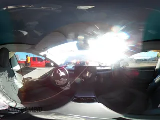 2025 Tesla Model 3 Long Range z VIN 5YJ3E1EA1SF877574, wystawiony jako IAAI lot #41891632 z przebiegiem 2 914 mil mil oraz . Historia ofert i sprzedaży dostępna na DreamBid. Obrazek 17.
