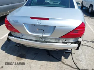2005 Mercedes-Benz SL 500 z VIN WDBSK75F55F098924, wystawiony jako IAAI lot #42215237 z przebiegiem 211 102 mil mil oraz . Historia ofert i sprzedaży dostępna na DreamBid. Obrazek 6.