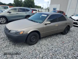 1999 Toyota Camry LE z VIN 4T1BG22K9XU598747, wystawiony jako Copart lot #60115385 z przebiegiem 148 286 mil mil oraz Szkoda całkowita • Salvage title. Historia ofert i sprzedaży dostępna na DreamBid. Obrazek 1.