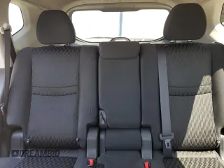2017 Nissan Rogue SV z VIN KNMAT2MV5HP543165, wystawiony jako Copart lot #53532745 z przebiegiem 136 616 mil mil oraz Szkoda całkowita • Salvage title. Historia ofert i sprzedaży dostępna na DreamBid. Obrazek 10.
