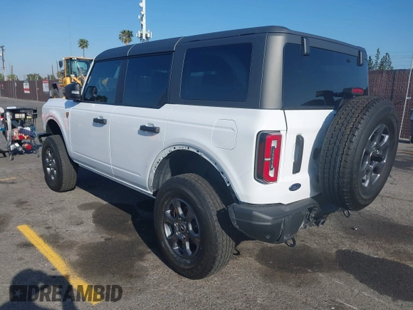 2024 Ford Bronco Badlands z VIN 1FMEE9BP5RLA09693, wystawiony jako IAAI lot #42146875 z przebiegiem 5 806 mil mil oraz . Historia ofert i sprzedaży dostępna na DreamBid. Obrazek 3.