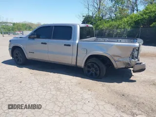 2025 Ram 1500 Big Horn z VIN 1C6RRFFG4SN502088, wystawiony jako IAAI lot #42144309 z przebiegiem 20 991 mil mil oraz . Historia ofert i sprzedaży dostępna na DreamBid. Obrazek 3.