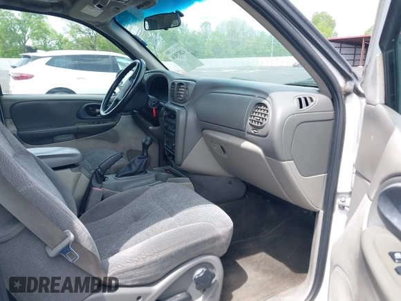 2003 Chevrolet TrailBlazer LS with VIN 1GNDS13S332326020, listed as a IAAI auction lot 42075836 with 221,748 mi miles. Bid and sale history available at carsss.com. Image 5.