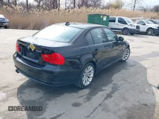2011 BMW 3 Series 328i xDrive z VIN WBAPK7G55BNN87270, wystawiony jako IAAI lot #41907780 z przebiegiem 168 844 mil mil oraz . Historia ofert i sprzedaży dostępna na DreamBid. Obrazek 4.