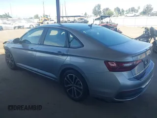 2023 Volkswagen Jetta Sport z VIN 3VWBM7BU9PM016451, wystawiony jako IAAI lot #42266646 z przebiegiem 29 203 mil mil oraz . Historia ofert i sprzedaży dostępna na DreamBid. Obrazek 3.