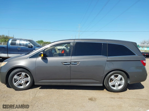 2013 Honda Odyssey Touring with VIN 5FNRL5H98DB085627, listed as a IAAI auction lot 41742702 with 117,899 mi miles. Bid and sale history available at carsss.com. Image 14.