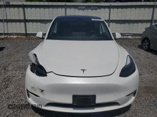 2024 Tesla Model Y Long Range z VIN 7SAYGAEE8RF211702, wystawiony jako Copart lot #58569035 z przebiegiem 8 797 mil mil oraz Szkoda całkowita • Salvage title. Historia ofert i sprzedaży dostępna na DreamBid. Obrazek 5.