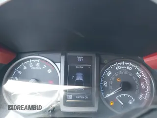 2017 Toyota Tacoma SR5 z VIN 5TFAZ5CNXHX048879, wystawiony jako IAAI lot #42157227 z przebiegiem 119 932 mil mil oraz . Historia ofert i sprzedaży dostępna na DreamBid. Obrazek 7.
