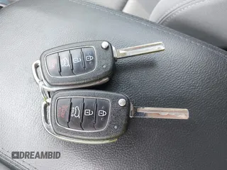 2017 Hyundai Santa Fe SE z VIN KM8SMDHF1HU213391, wystawiony jako IAAI lot #42415929 z przebiegiem 202 056 mil mil oraz . Historia ofert i sprzedaży dostępna na DreamBid. Obrazek 11.