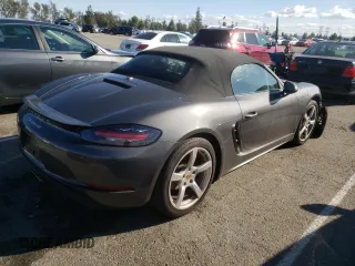 2017 Porsche 718 Boxster z VIN WP0CA2A81HS221942, wystawiony jako Copart lot #36581523 z przebiegiem 73 954 mil mil oraz . Historia ofert i sprzedaży dostępna na DreamBid. Obrazek 3.