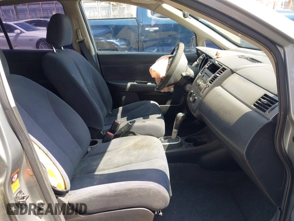 2009 Nissan Versa S с VIN 3N1BC13E99L453758, выставлен на аукционе IAAI как лот 42343658 с пробегом 218 825 миль миль и . История ставок и продаж доступна на DreamBid. Изображение 5.