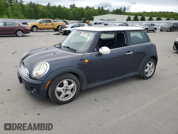 2009 MINI Hardtop z VIN WMWMF33559TW70161, wystawiony jako Copart lot #58711205 z przebiegiem 136 887 mil mil oraz Tytuł czysty. Historia ofert i sprzedaży dostępna na DreamBid. Obrazek 1.