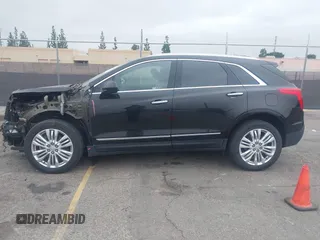 2019 Cadillac XT5 Premium Luxury FWD z VIN 1GYKNERS3KZ134635, wystawiony jako IAAI lot #41889843 z przebiegiem 56 044 mil mil oraz . Historia ofert i sprzedaży dostępna na DreamBid. Obrazek 14.