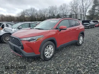 2023 Toyota Corolla Cross LE z VIN 7MUBAABG8PV050521, wystawiony jako Copart lot #49476595 z przebiegiem 20 976 mil mil oraz Szkody całkowita. Historia ofert i sprzedaży dostępna na DreamBid. Obrazek 1.