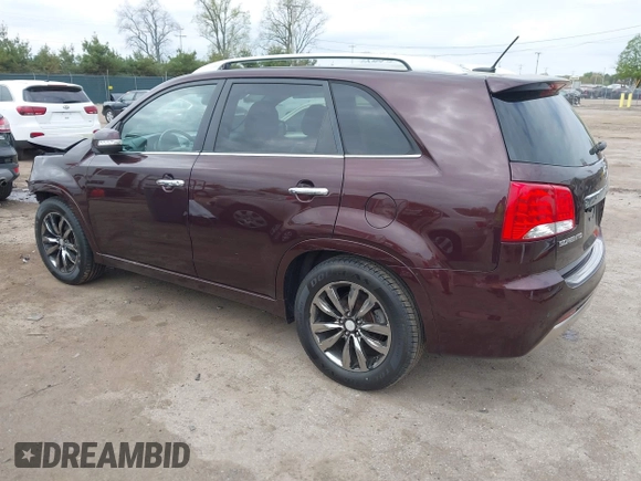2013 Kia Sorento SX z VIN 5XYKW4A2XDG311577, wystawiony jako IAAI lot #42210698 z przebiegiem 152 599 mil mil oraz . Historia ofert i sprzedaży dostępna na DreamBid. Obrazek 3.