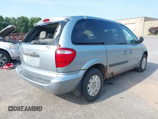 2005 Chrysler Town & Country with VIN 1C4GP45R35B326475, listed as a IAAI auction lot 40670759 with 199,230 mi miles. Bid and sale history available at carsss.com. Image 4.