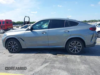 2025 BMW X6 xDrive40i z VIN 5UX33EX04S9X20728, wystawiony jako IAAI lot #42192580 z przebiegiem 22 906 mil mil oraz . Historia ofert i sprzedaży dostępna na DreamBid. Obrazek 14.