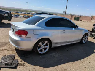 2009 BMW 1 Series 128i z VIN WBAUP73589VK75593, wystawiony jako Copart lot #54456155 z przebiegiem 127 576 mil mil oraz Szkoda całkowita • Salvage title. Historia ofert i sprzedaży dostępna na DreamBid. Obrazek 3.