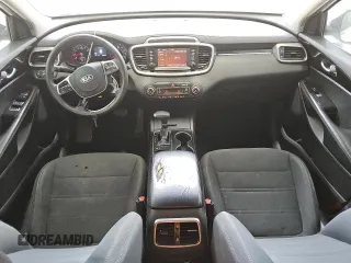 2019 Kia Sorento LX z VIN 5XYPG4A54KG482528, wystawiony jako Copart lot #55098735 z przebiegiem 128 821 mil mil oraz Czysty tytuł • Clean title. Historia ofert i sprzedaży dostępna na DreamBid. Obrazek 8.