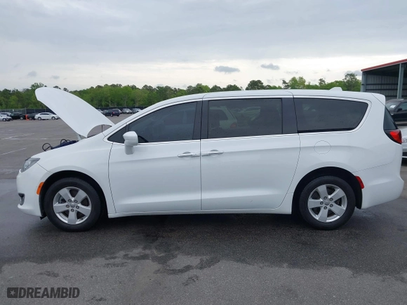 2020 Chrysler Pacifica Touring with VIN 2C4RC1FG4LR135808, listed as a IAAI auction lot 41932205 with 152,073 mi miles. Bid and sale history available at carsss.com. Image 14.