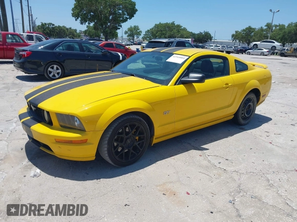 2005 Ford Mustang GT Deluxe z VIN 1ZVHT82HX55243155, wystawiony jako IAAI lot #42345004 z przebiegiem 205 632 mil mil oraz . Historia ofert i sprzedaży dostępna na DreamBid. Obrazek 2.