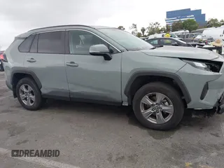 2023 Toyota RAV4 Hybrid XLE z VIN 4T3RWRFV3PU082518, wystawiony jako IAAI lot #42293513 z przebiegiem 14 463 mil mil oraz . Historia ofert i sprzedaży dostępna na DreamBid. Obrazek 13.