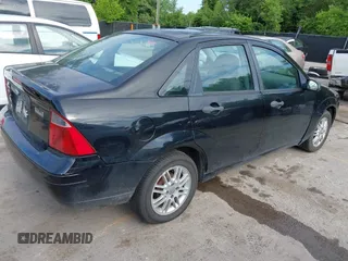 2007 Ford Focus S z VIN 1FAHP34N37W161610, wystawiony jako IAAI lot #42370742 z przebiegiem Nie podano mil oraz . Historia ofert i sprzedaży dostępna na DreamBid. Obrazek 4.