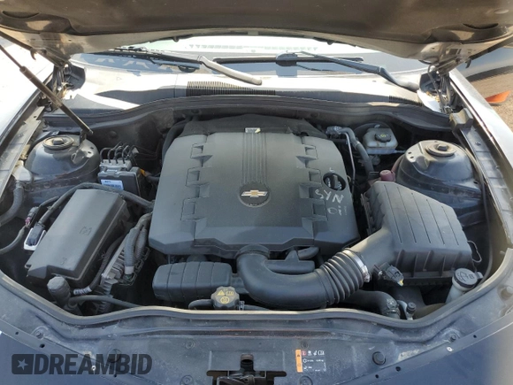 2014 Chevrolet Camaro LS z VIN 2G1FA1E31E9304055, wystawiony jako Copart lot #55321075 z przebiegiem 106 162 mil mil oraz Szkoda całkowita • Salvage title. Historia ofert i sprzedaży dostępna na DreamBid. Obrazek 11.