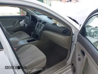 2011 Toyota Camry LE z VIN 4T1BF3EK6BU631409, wystawiony jako IAAI lot #42313431 z przebiegiem 117 409 mil mil oraz . Historia ofert i sprzedaży dostępna na DreamBid. Obrazek 5.