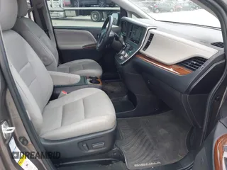 2017 Toyota Sienna XLE z VIN 5TDDZ3DC6HS147381, wystawiony jako IAAI lot #42340349 z przebiegiem 137 246 mil mil oraz . Historia ofert i sprzedaży dostępna na DreamBid. Obrazek 5.