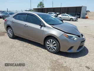 2015 Toyota Corolla L z VIN 5YFBURHE3FP180459, wystawiony jako IAAI lot #42258371 z przebiegiem 233 026 mil mil oraz . Historia ofert i sprzedaży dostępna na DreamBid. Obrazek 1.