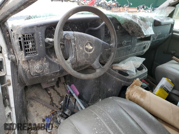 2008 Chevrolet Express Cargo z VIN 1GCFG15X581215851, wystawiony jako Copart lot #55747555 z przebiegiem Nie podano mil oraz Szkoda całkowita • Salvage title. Historia ofert i sprzedaży dostępna na DreamBid. Obrazek 8.