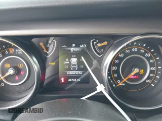 2022 Jeep Wrangler Unlimited Sport S z VIN 1C4HJXDG0NW133801, wystawiony jako IAAI lot #41908846 z przebiegiem 44 743 mil mil oraz . Historia ofert i sprzedaży dostępna na DreamBid. Obrazek 7.