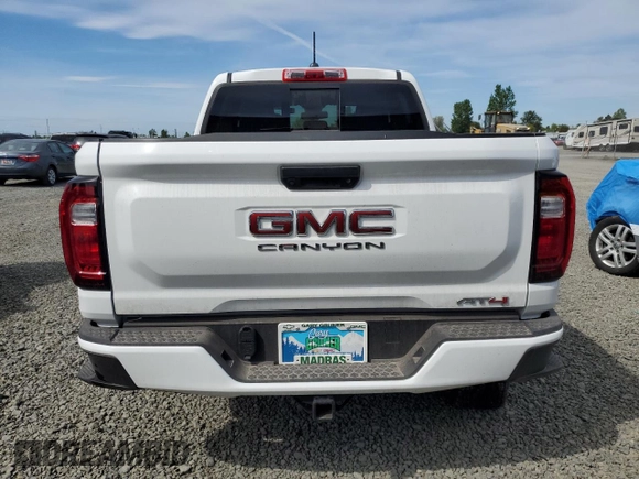 2024 GMC Canyon 4WD AT4 z VIN 1GTP6DEK8R1319281, wystawiony jako Copart lot #54380285 z przebiegiem 2383 mil mil oraz Szkody całkowita. Historia ofert i sprzedaży dostępna na DreamBid. Obrazek 6.