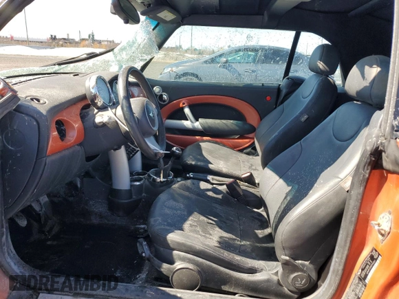 2005 MINI Convertible z VIN WMWRF33585TF62541, wystawiony jako Copart lot #49868625 z przebiegiem Nie podano mil oraz Szkoda całkowita • Salvage title. Historia ofert i sprzedaży dostępna na DreamBid. Obrazek 7.