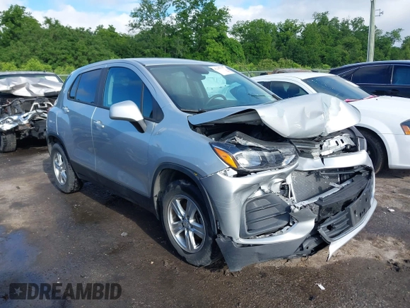 2021 Chevrolet Trax LS z VIN KL7CJKSB2MB316589, wystawiony jako IAAI lot #42203347 z przebiegiem 77 105 mil mil oraz . Historia ofert i sprzedaży dostępna na DreamBid. Obrazek 1.