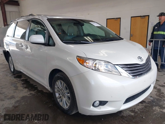 2017 Toyota Sienna XLE Auto Access Seat with VIN 5TDYZ3DC7HS874630, listed as a IAAI auction lot 42027737 with 122,952 mi miles. Bid and sale history available at carsss.com. Image 1.