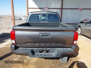 2021 Toyota Tacoma SR z VIN 5TFAX5GN0MX193133, wystawiony jako IAAI lot #41758415 z przebiegiem 25 827 mil mil oraz . Historia ofert i sprzedaży dostępna na DreamBid. Obrazek 16.