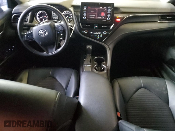 2022 Toyota Camry SE z VIN 4T1G11AK9NU057987, wystawiony jako Copart lot #56749015 z przebiegiem 85 171 mil mil oraz Czysty tytuł • Clean title. Historia ofert i sprzedaży dostępna na DreamBid. Obrazek 8.