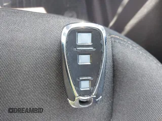 2019 Chevrolet Equinox LT z VIN 2GNAXKEV0K6155732, wystawiony jako IAAI lot #42393168 z przebiegiem 104 817 mil mil oraz . Historia ofert i sprzedaży dostępna na DreamBid. Obrazek 11.