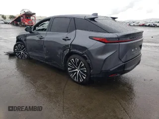 2023 Lexus RZ 450e Premium z VIN JTJAAAABXPA013377, wystawiony jako Copart lot #41903324 z przebiegiem 6529 mil mil oraz . Historia ofert i sprzedaży dostępna na DreamBid. Obrazek 2.
