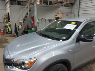 2017 Mitsubishi Outlander ES z VIN JA4AP3AU2HZ032372, wystawiony jako IAAI lot #41976700 z przebiegiem 87 827 mil mil oraz . Historia ofert i sprzedaży dostępna na DreamBid. Obrazek 6.