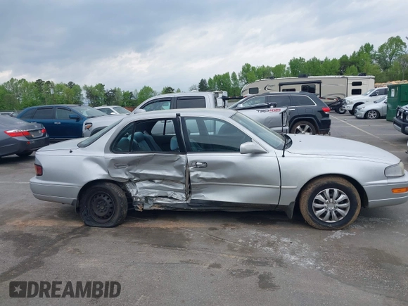 1993 Toyota Camry LE z VIN 4T1SK12E0PU290398, wystawiony jako IAAI lot #42032664 z przebiegiem 264 922 mil mil oraz . Historia ofert i sprzedaży dostępna na DreamBid. Obrazek 13.