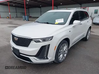 2021 Cadillac XT6 Premium Luxury z VIN 1GYKPCRS8MZ233209, wystawiony jako IAAI lot #40012714 z przebiegiem 45 599 mil mil oraz . Historia ofert i sprzedaży dostępna na DreamBid. Obrazek 18.